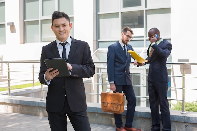 Portrait de l'équipe commerciale multiethnique