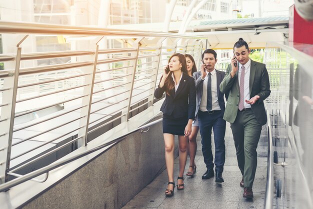 Portrait de l&#39;équipe Les gens d&#39;affaires travaillent parler au téléphone, Team Outside.