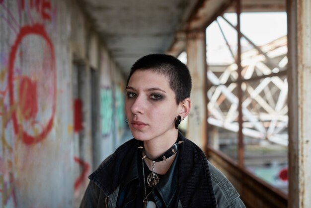 Portrait esthétique pop punk de femme posant à l'intérieur du bâtiment