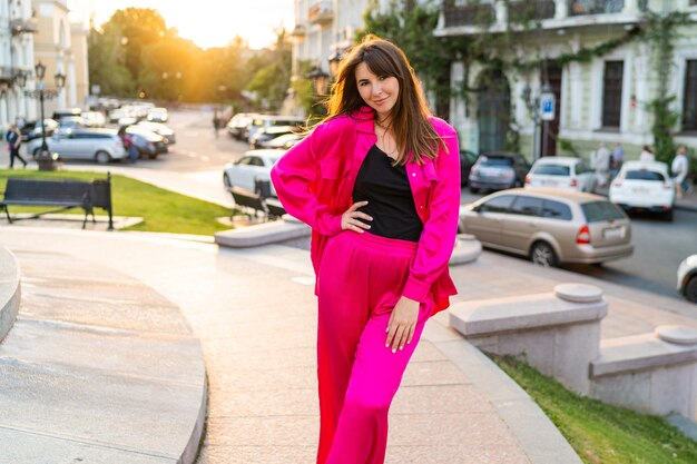 Portrait d'été d'une belle femme espiègle en veste rose élégante.