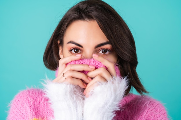 Photo gratuite portrait étroit d'une jeune femme dans un pull sur bleu avec des mains gracieuses, de longs doigts fins