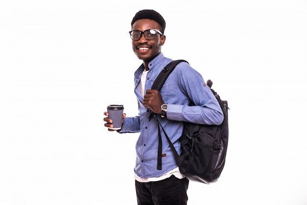 Portrait d'un étudiant afro-américain souriant homme marchant avec du café isolé sur mur blanc