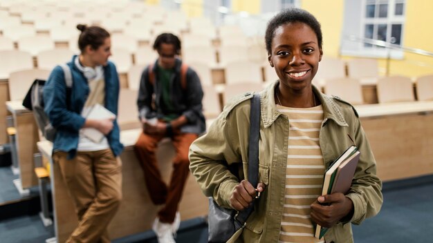 Portrait d'étudiant devant des collègues