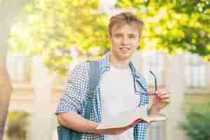 Photo gratuite portrait d'étudiant avec livre