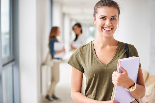 Portrait d'étudiant parfait à l'université