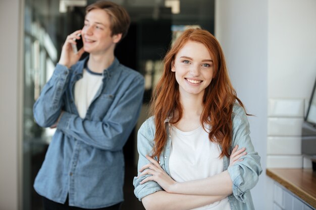 Portrait d'étudiant rousse au café