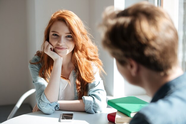 Portrait d'étudiant rousse mignon au café