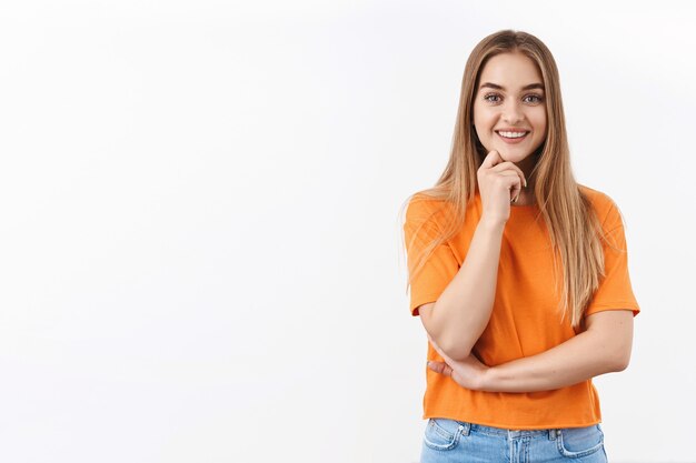 Portrait d'une étudiante blonde intelligente intriguée et excitée envisage de prendre un emploi à temps partiel