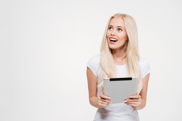 Portrait, excité, blond, femme, tenue, tablette, informatique