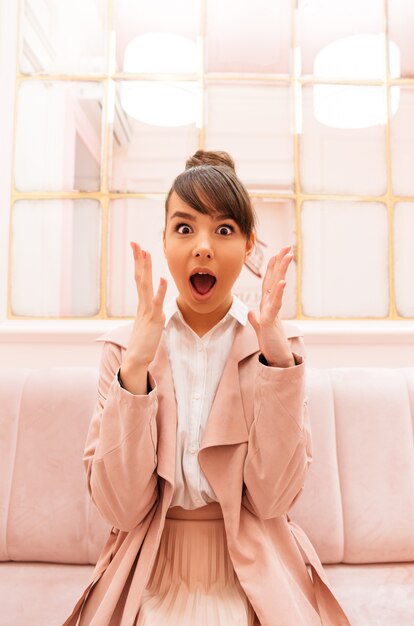 Portrait, excité, jeune, femme, manteau, séance