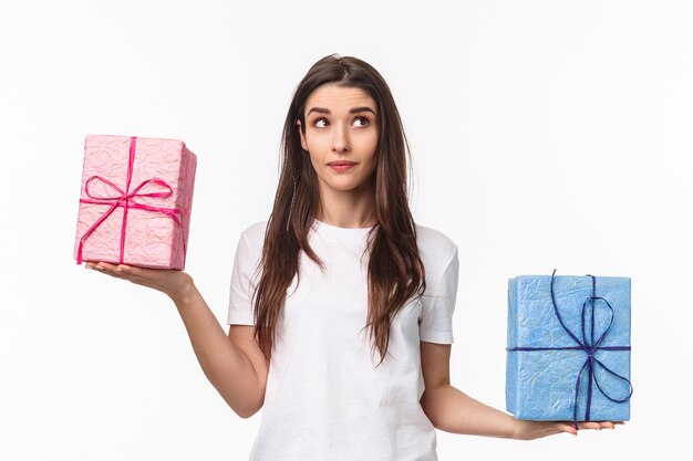 portrait expressif jeune femme tenant des cadeaux