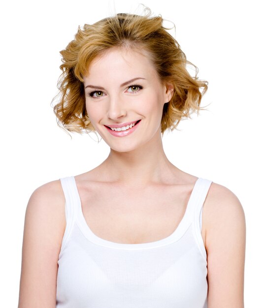 Portrait d'expression de la belle jeune femme joyeuse avec sourire isolé sur blanc