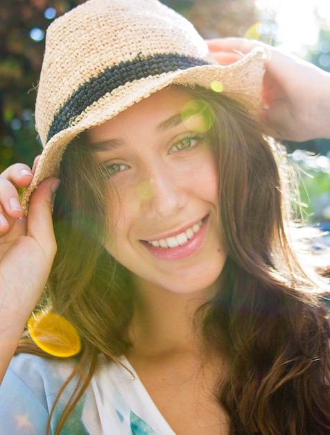 Portrait extérieur d&#39;une belle jeune femme