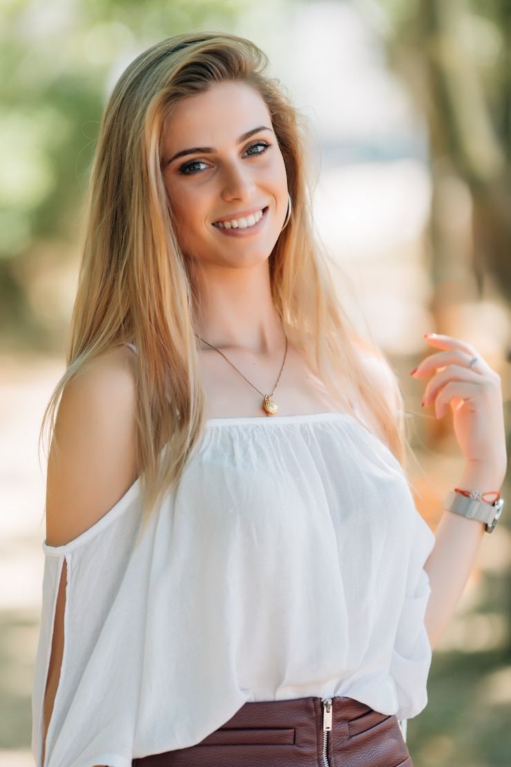 Photo gratuit portrait à l'extérieur de la belle jeune fille brune dans le parc