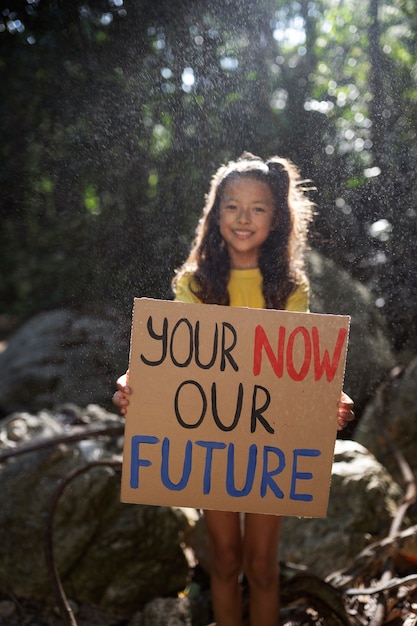 Portrait extérieur d'un enfant pour la journée mondiale de l'environnement