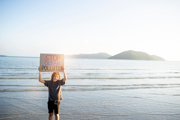 Portrait extérieur d'un enfant pour la journée mondiale de l'environnement