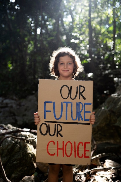 Portrait extérieur d'un enfant pour la journée mondiale de l'environnement