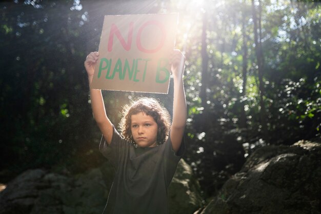 Portrait extérieur d'un enfant pour la journée mondiale de l'environnement