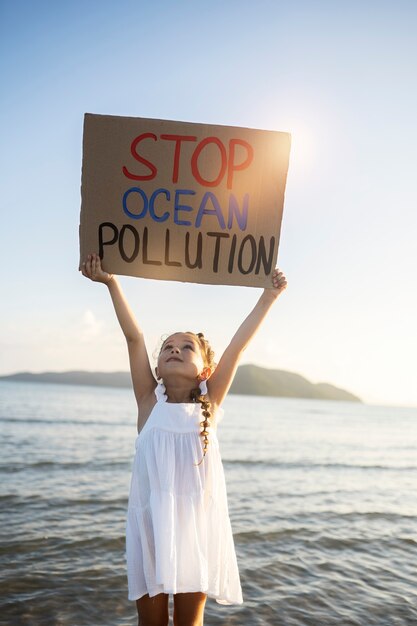 Portrait extérieur d'un enfant pour la journée mondiale de l'environnement