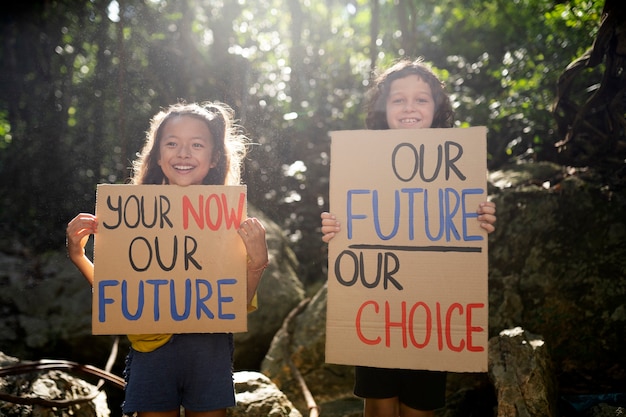 Portrait extérieur d'enfants pour la journée mondiale de l'environnement