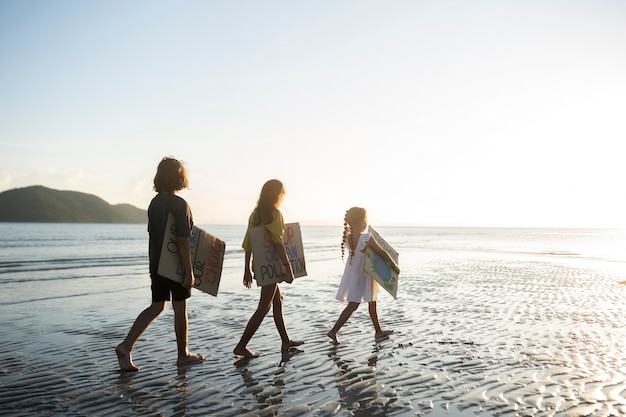 Portrait extérieur d'enfants pour la journée mondiale de l'environnement