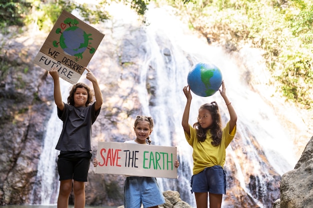 Photo gratuite portrait extérieur d'enfants pour la journée mondiale de l'environnement