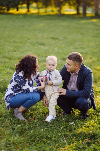 Portrait extérieur d'une famille heureuse appréciant la saison d'automne