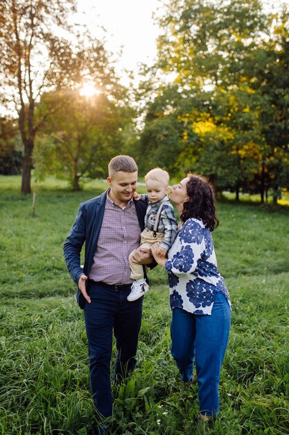 Portrait extérieur d'une famille heureuse appréciant la saison d'automne