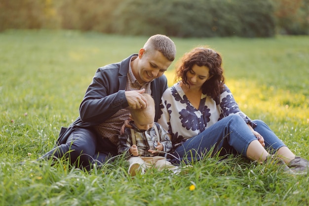 Portrait extérieur d'une famille heureuse appréciant la saison d'automne