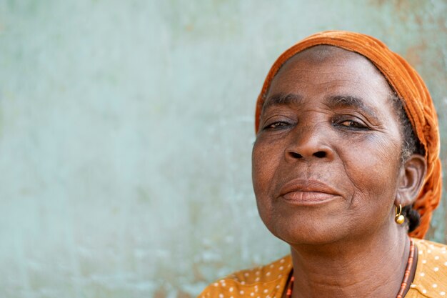 Portrait extérieur de femme africaine âgée