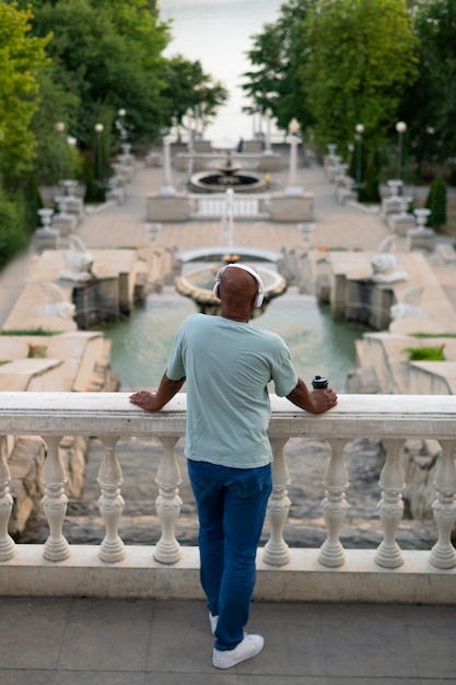 Portrait extérieur d'un homme noir