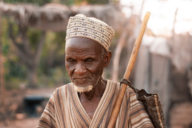 Portrait extérieur d'un homme senior à coup moyen