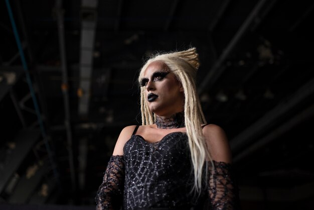 Portrait de fabuleuse drag queen avec une perruque blonde