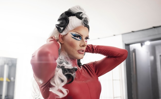 Photo gratuite portrait de fabuleuse drag queen avec une perruque noire et blanche
