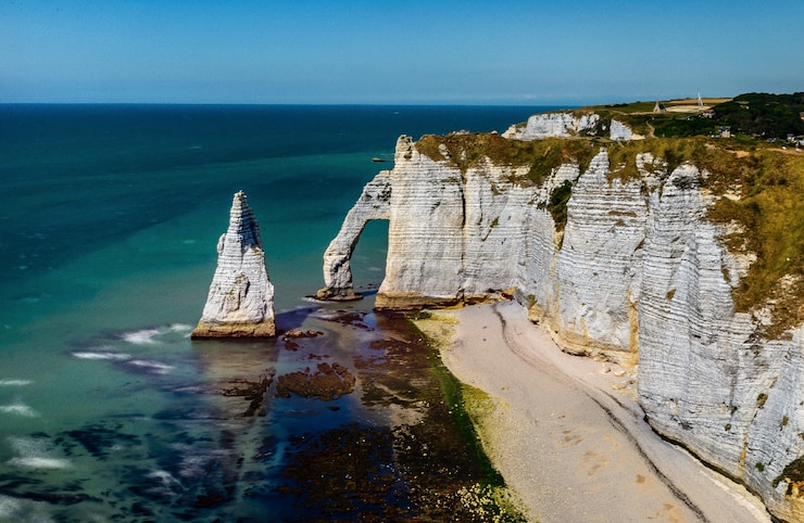 Photo gratuit portrait de falaises au bord de l'océan turquoise