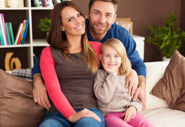 Portrait de famille aimante à la maison