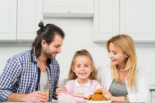 Portrait de famille avec des biscuits et du jus