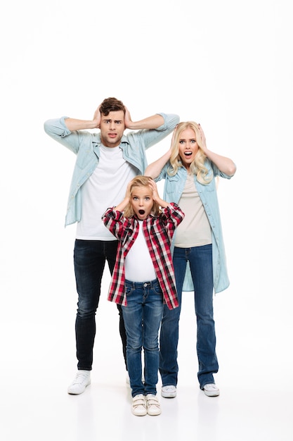 Photo gratuite portrait d'une famille bouleversée insatisfaite