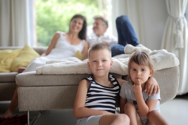 Photo gratuite portrait de famille avec des enfants au premier plan