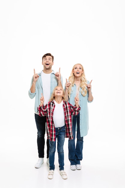 Portrait d'une famille excitée avec un enfant