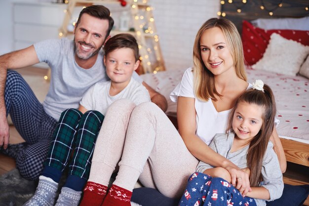 Portrait de famille heureuse au moment de Noël