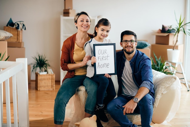 Portrait de famille heureuse dans leur nouvelle maison