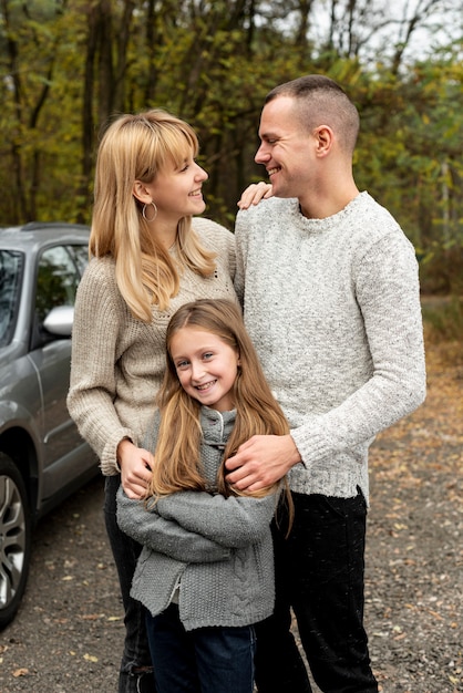 Photo gratuite portrait de famille heureuse dans la nature