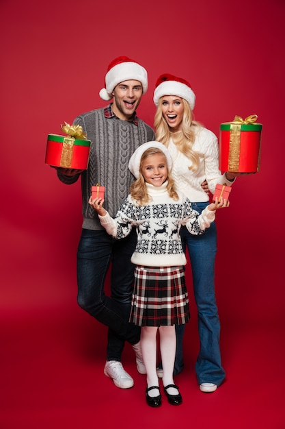 Photo gratuite portrait d'une famille heureuse avec un enfant