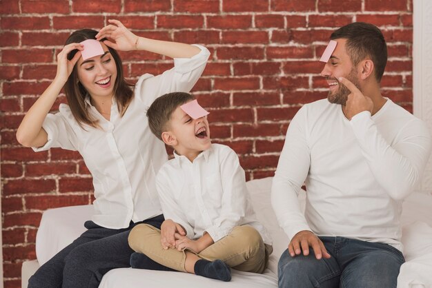 Portrait de famille heureuse jouant