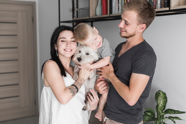 Portrait de famille heureuse avec leur chien