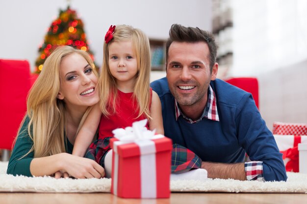 Portrait de famille heureuse à la maison à Noël