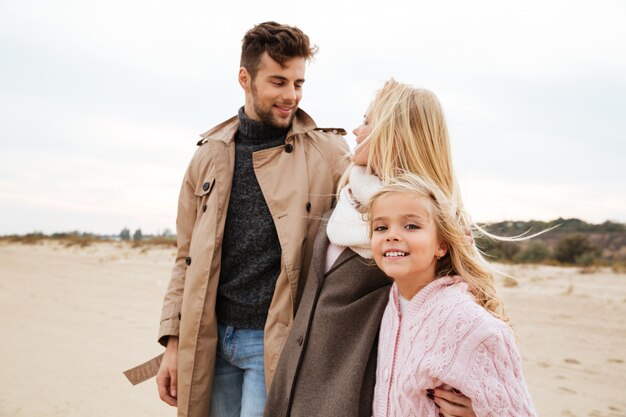 Portrait d'une famille heureuse avec une petite fille