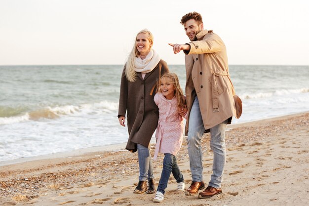 Portrait d'une famille heureuse avec une petite fille