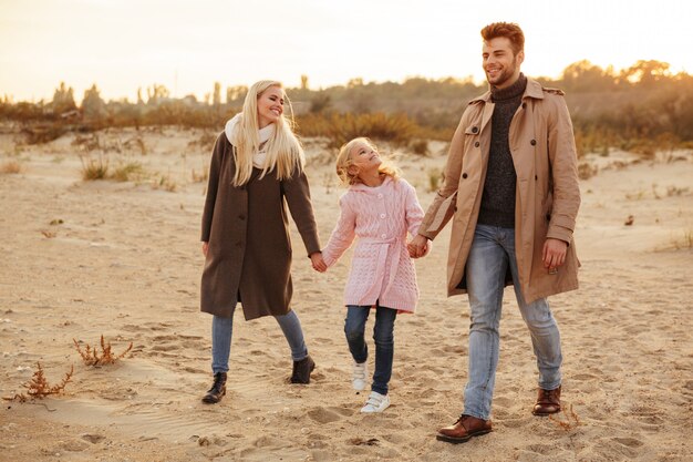 Portrait d'une famille heureuse avec une petite fille